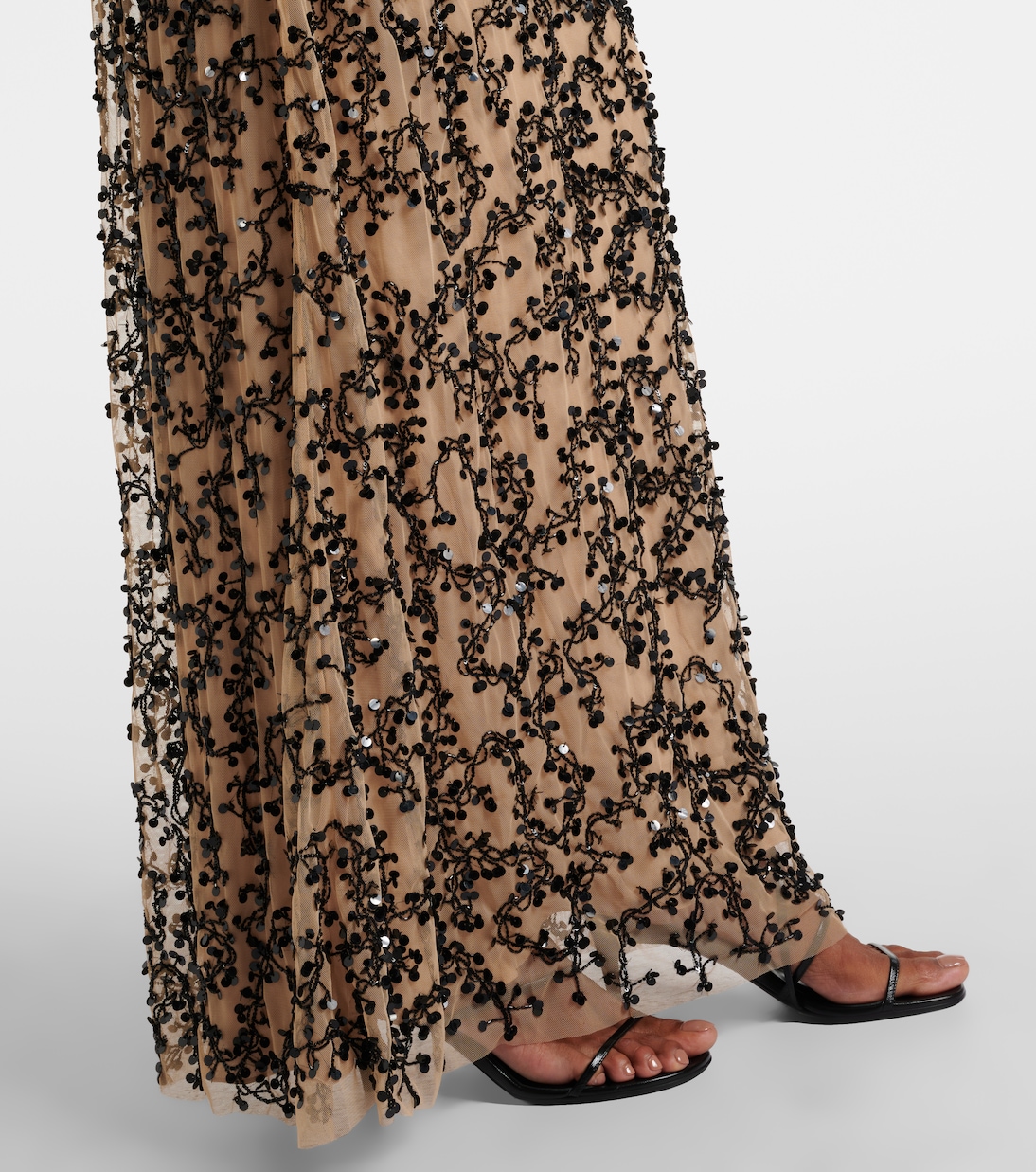 Verzierte Robe Reinvention aus Mesh | Johanna Ortiz