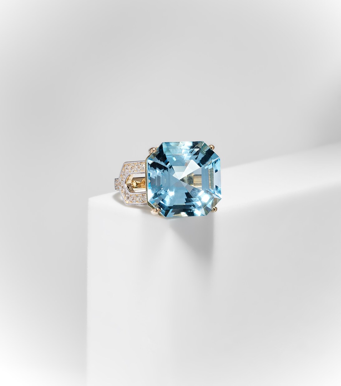 Anello in oro 14kt con topazio e diamanti | Mateo