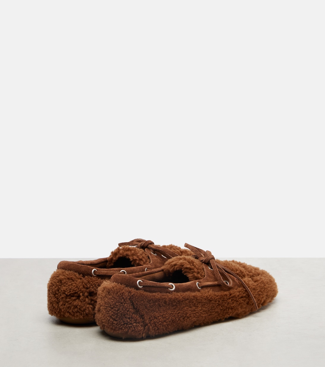 Segelschuhe aus Shearling mit Veloursleder | Miu Miu