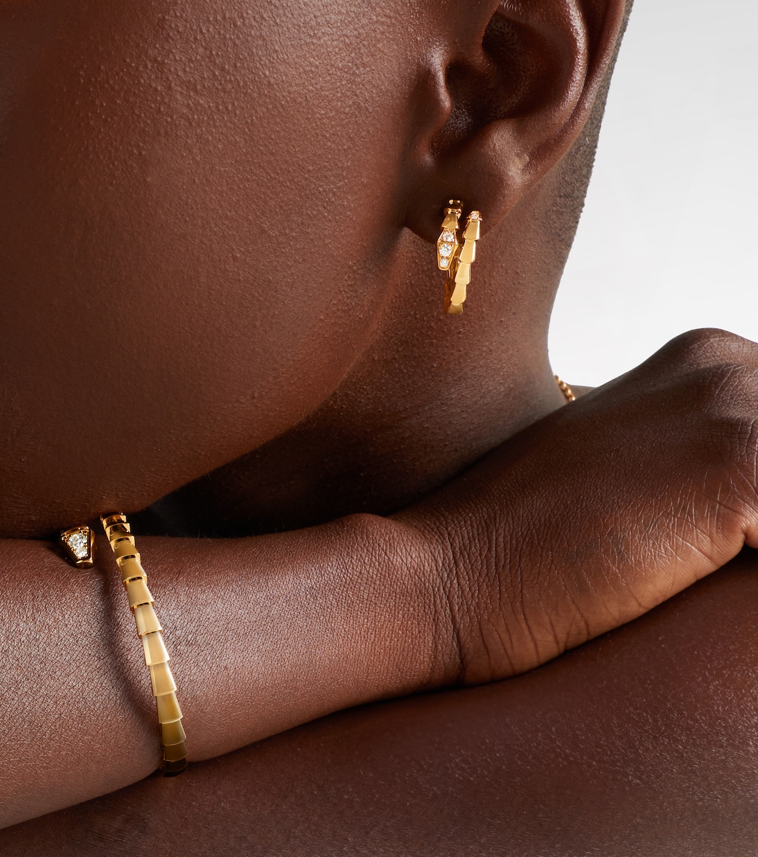 Serpenti Viper 18kt gold hoop earrings with diamonds | Bvlgari