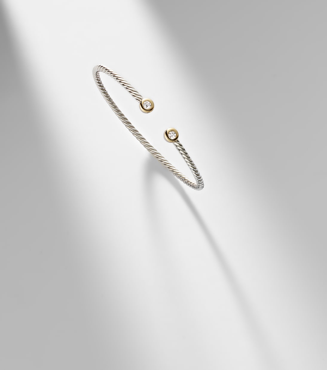 Pulsera Micro Cable Flex® de plata de ley y oro de 14 ct con diamantes | David Yurman