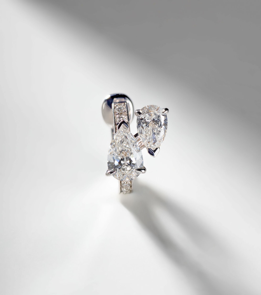 Orecchino singolo Serti Sur Vide in oro bianco 24 kt con diamanti | Repossi