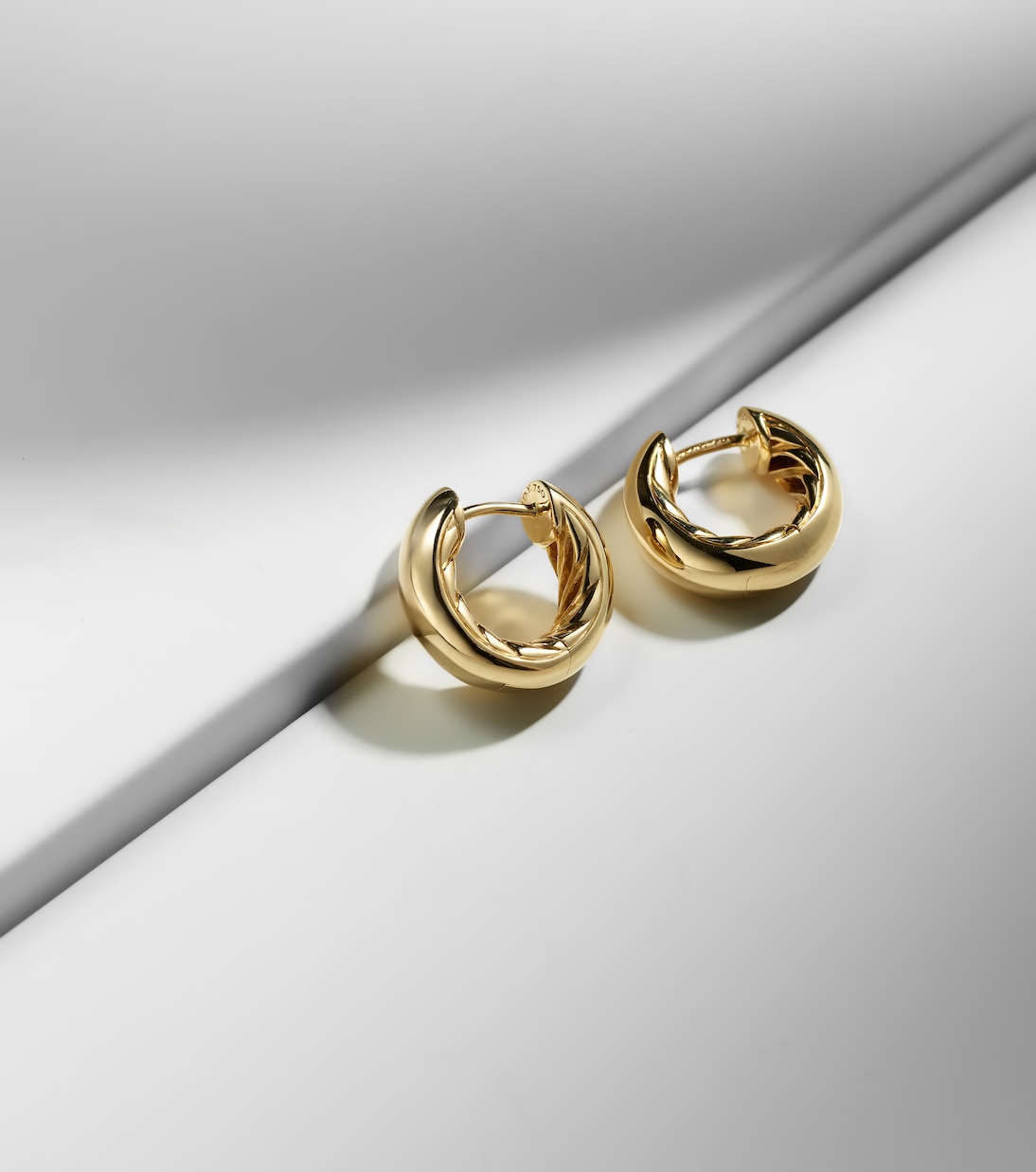 Orecchini a cerchio DY Mercer™ Micro in oro 18kt  | David Yurman