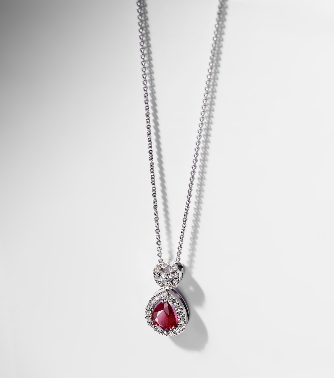 Collar con colgante Classics de oro blanco de 18 ct con rubí | Bucherer Fine Jewellery