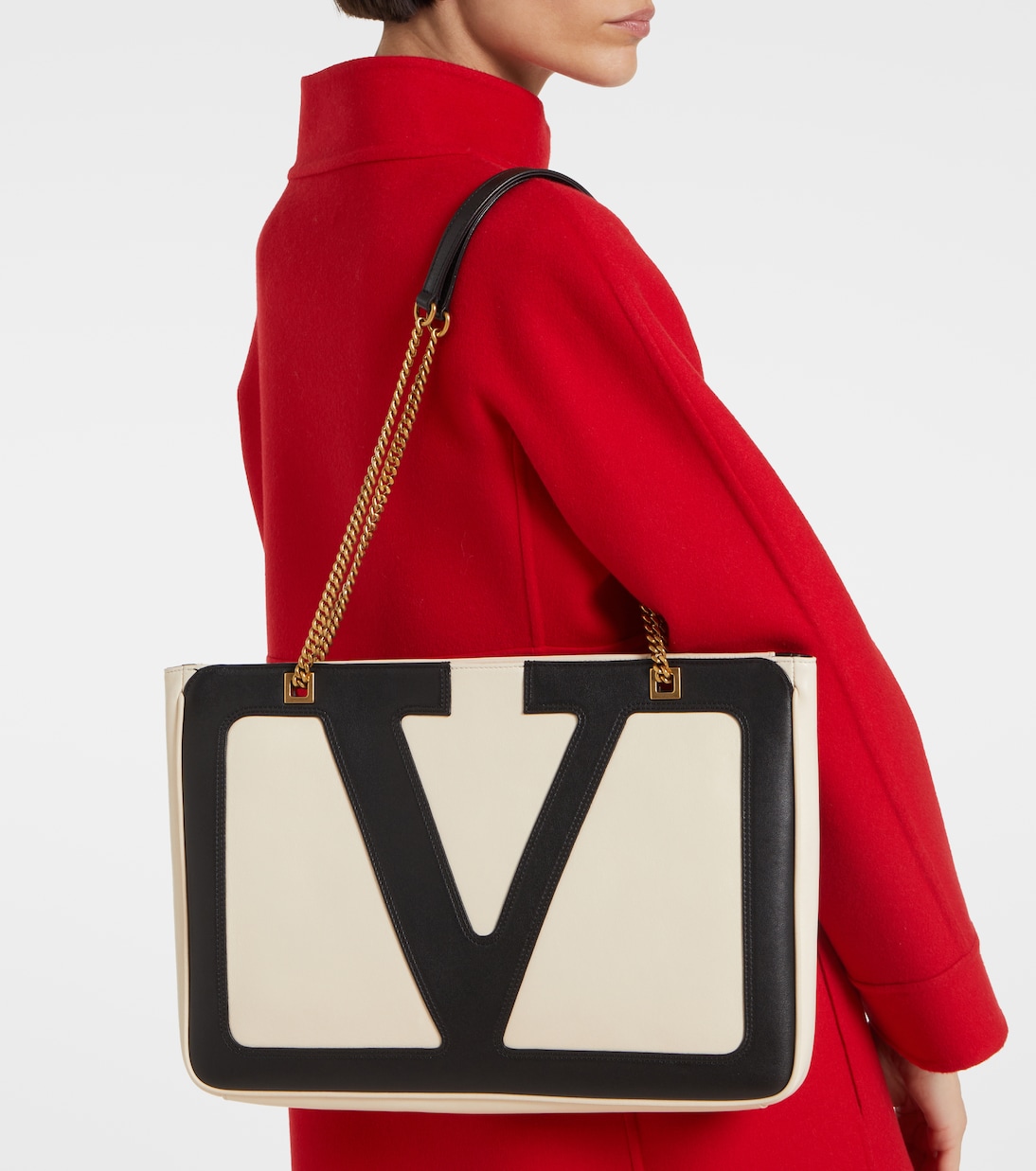 Viva Superstar Medium leather shoulder bag | Valentino Garavani