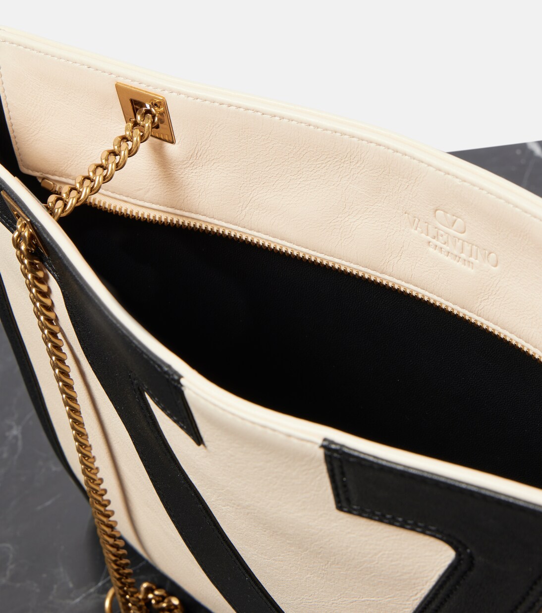 Viva Superstar Medium leather shoulder bag | Valentino Garavani
