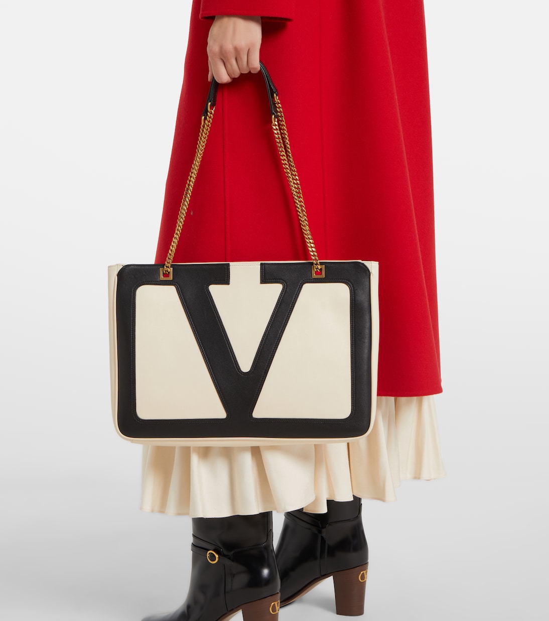 Viva Superstar Medium leather shoulder bag | Valentino Garavani