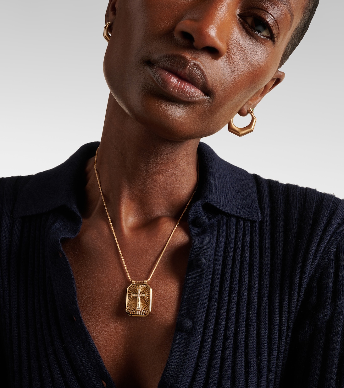 Cross 18kt gold pendant necklace with diamonds | Marie Lichtenberg