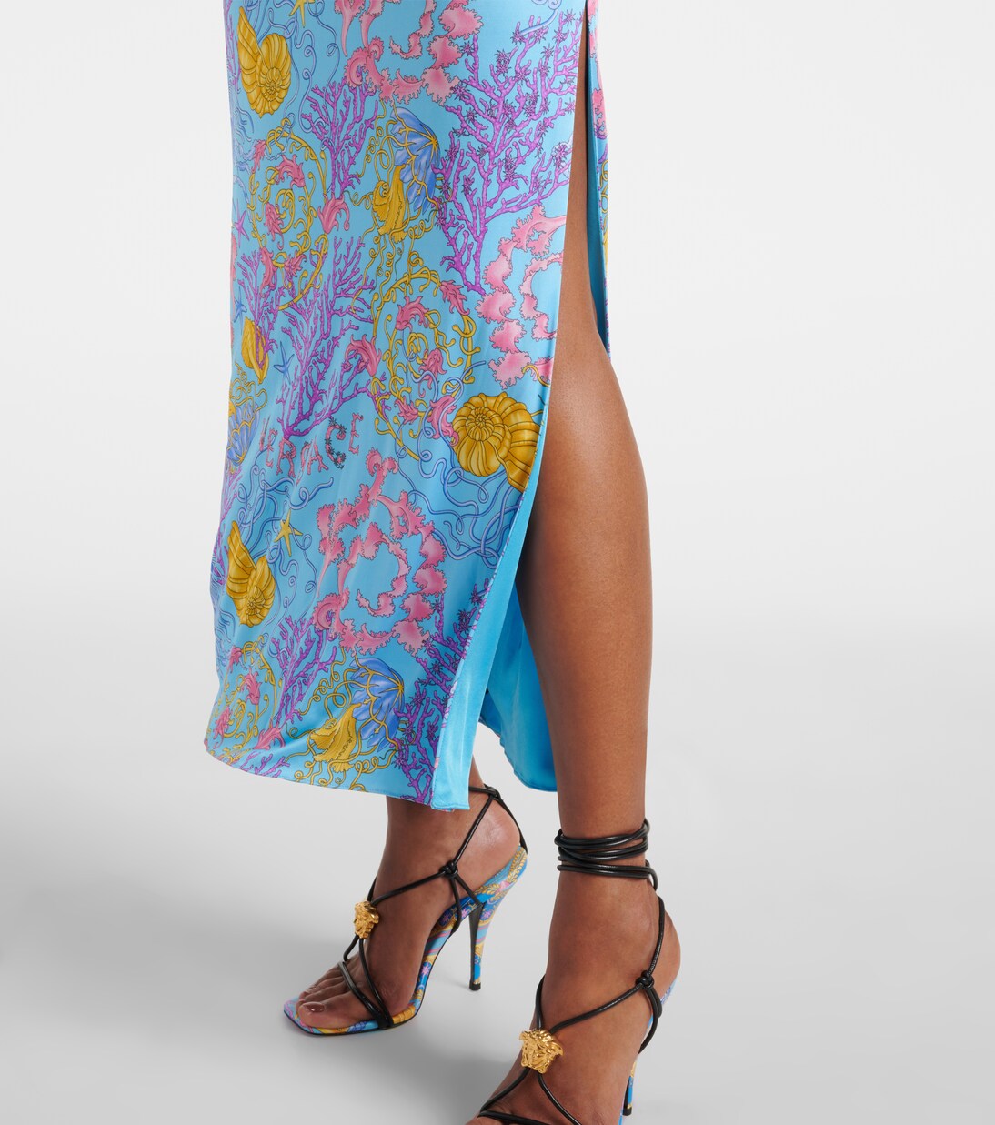 فستان من الجيرسيه Barocco تحت الماء | Versace