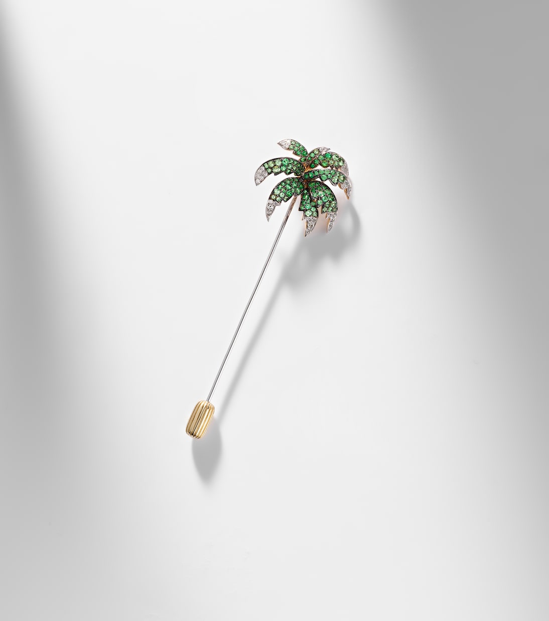 Brosche Palmier aus 9kt Gelbgold (375/1000) mit Diamanten und Tsavoriten | Yvonne Léon