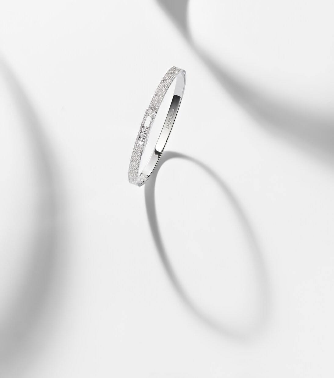 Move Noa 18kt white gold bangle with diamonds | Messika