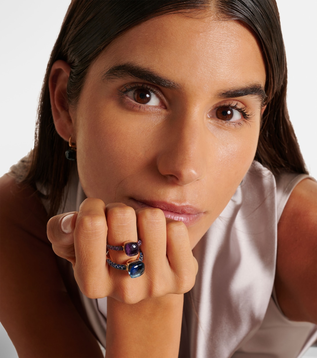 Ring Nudo Classic aus 18kt Rosé- und Weißgold mit Edelsteinen | Pomellato