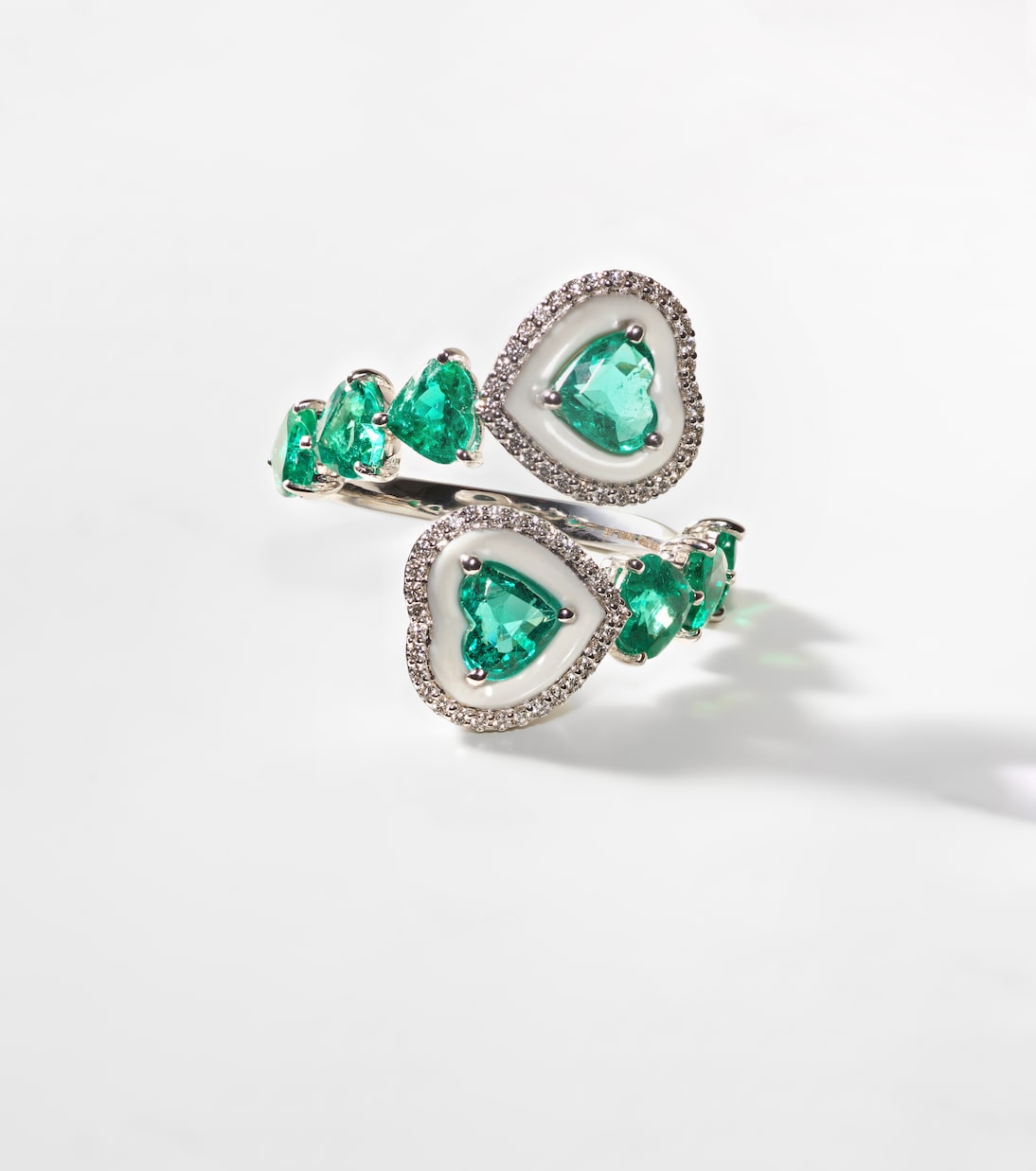 Heart 18kt white gold ring with emeralds and diamonds | Kamyen
