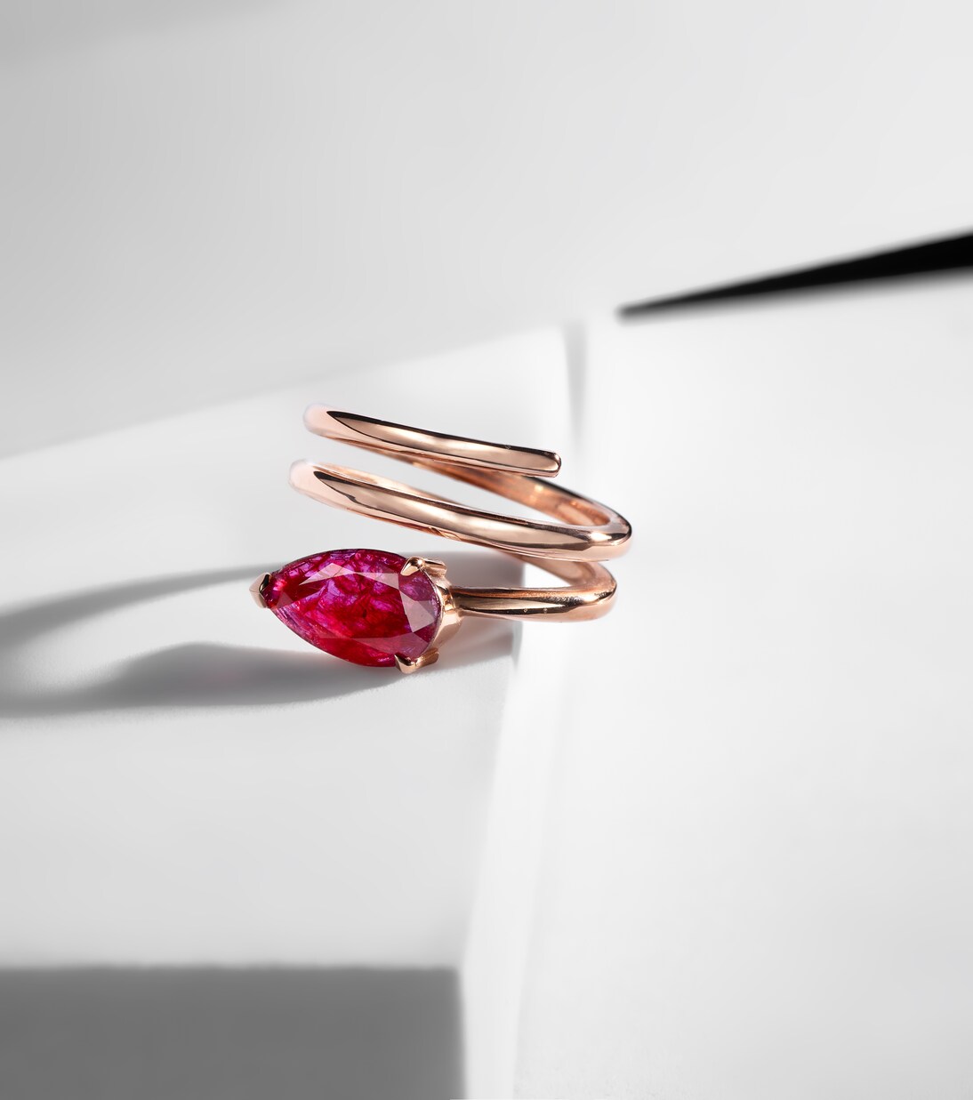 Bague Ruby Pear en or rose 18 ct et rubis | Shay Jewelry