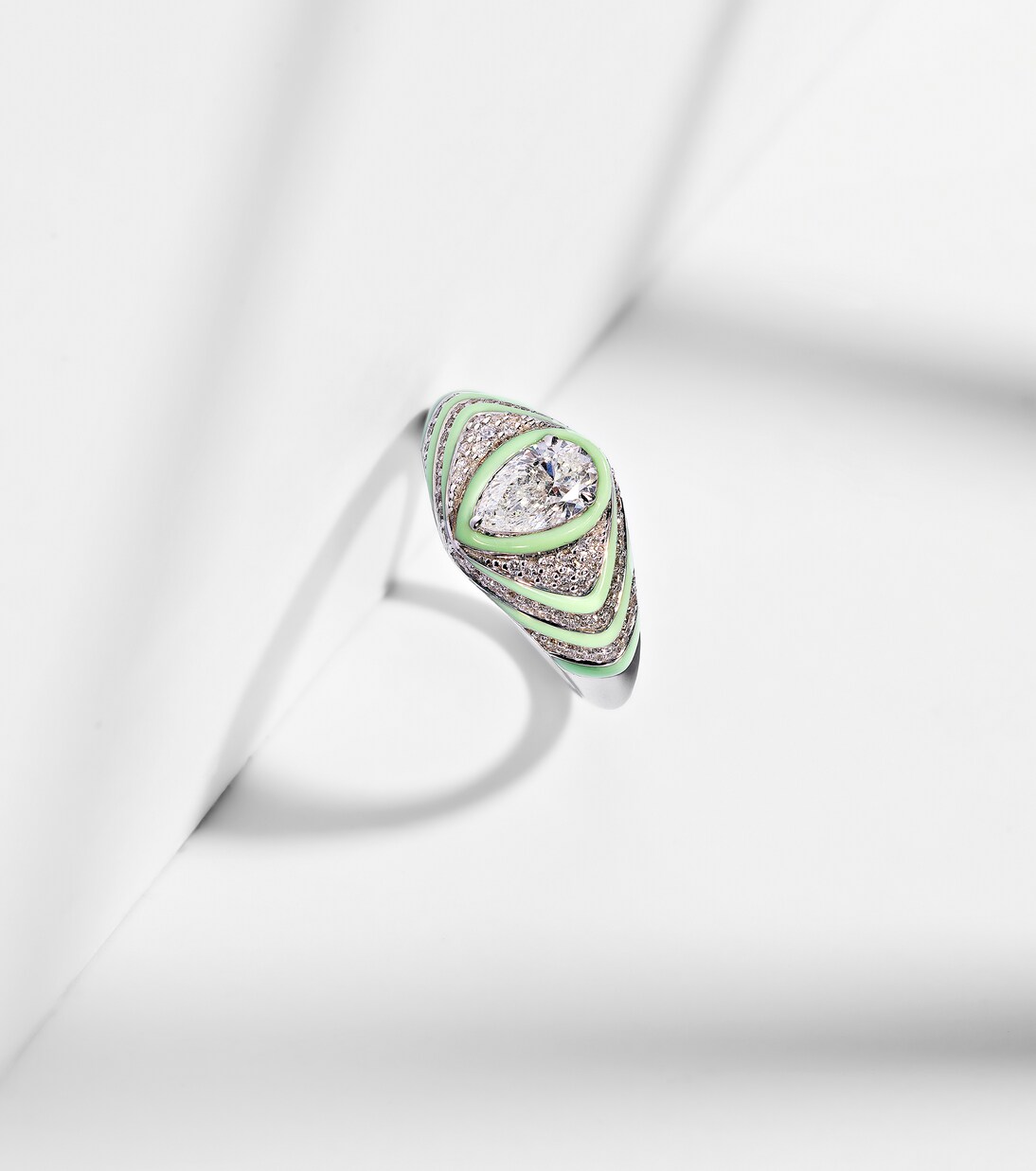 Bague Striped Pear en or blanc 18 ct, émail et diamants  | Kamyen