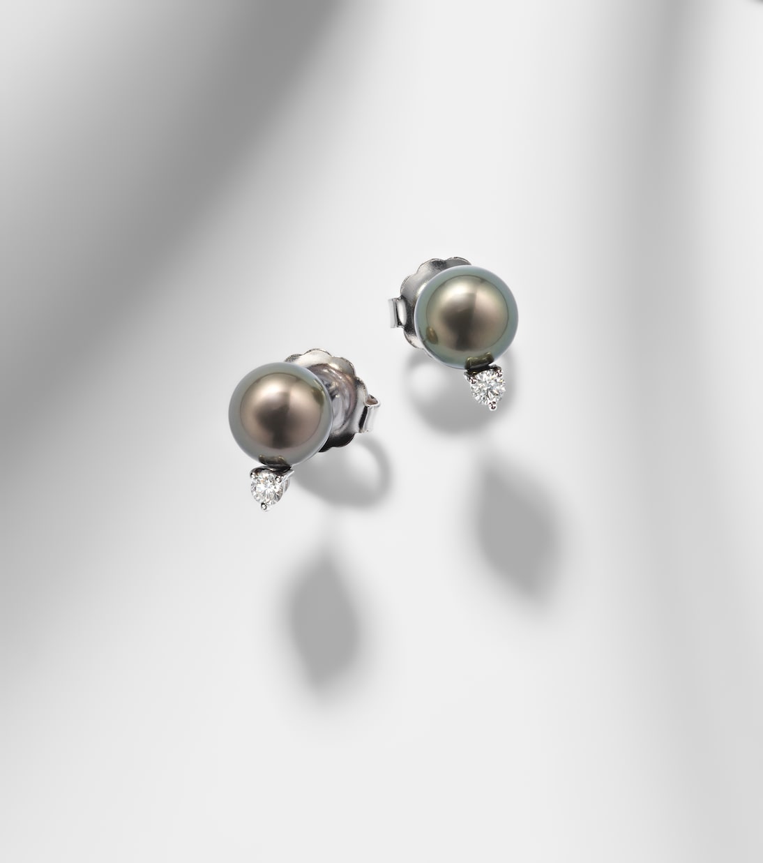 Boucles d’oreilles en or blanc 18 ct, perles et diamants | Mikimoto