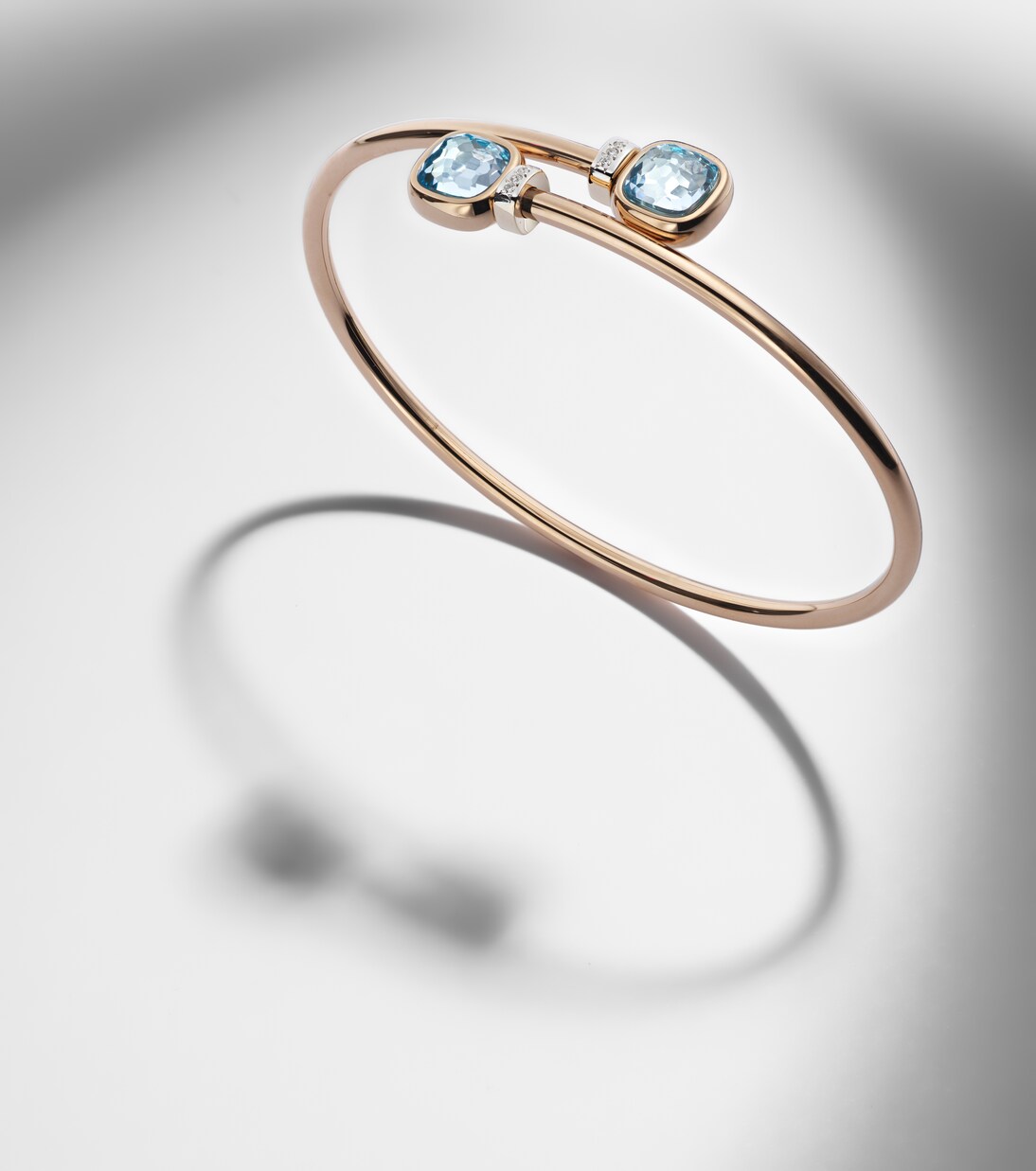 Bracciale Nudo in oro bianco 18kt con diamanti e topazio | Pomellato