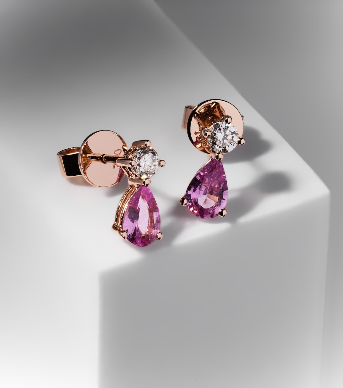 Ohrringe aus 18kt Roségold mit Diamanten und Saphiren | Anita Ko