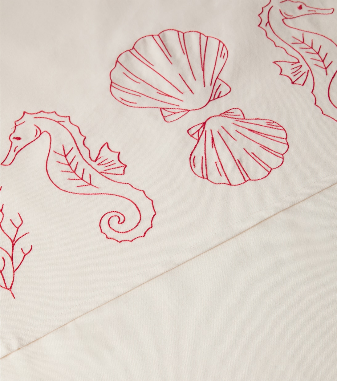 Embroidered linen tablecloth | Les-Ottomans