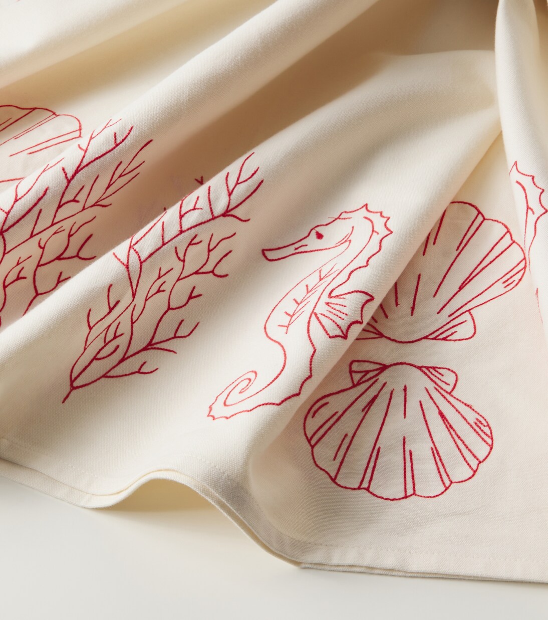 Embroidered linen tablecloth | Les-Ottomans