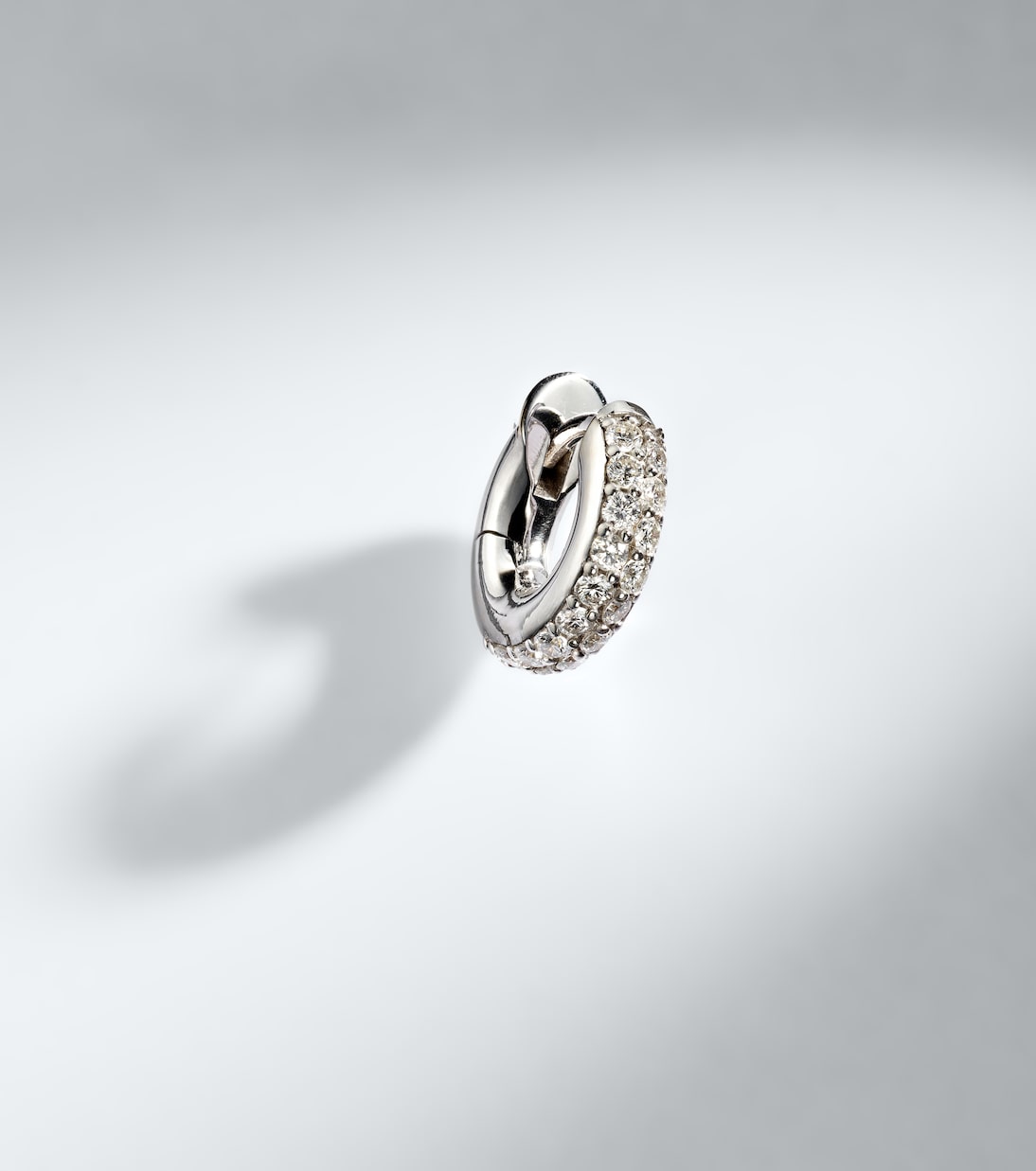 Orecchino singolo Macro Hoop Mini in oro bianco 18kt con diamanti | Spinelli Kilcollin