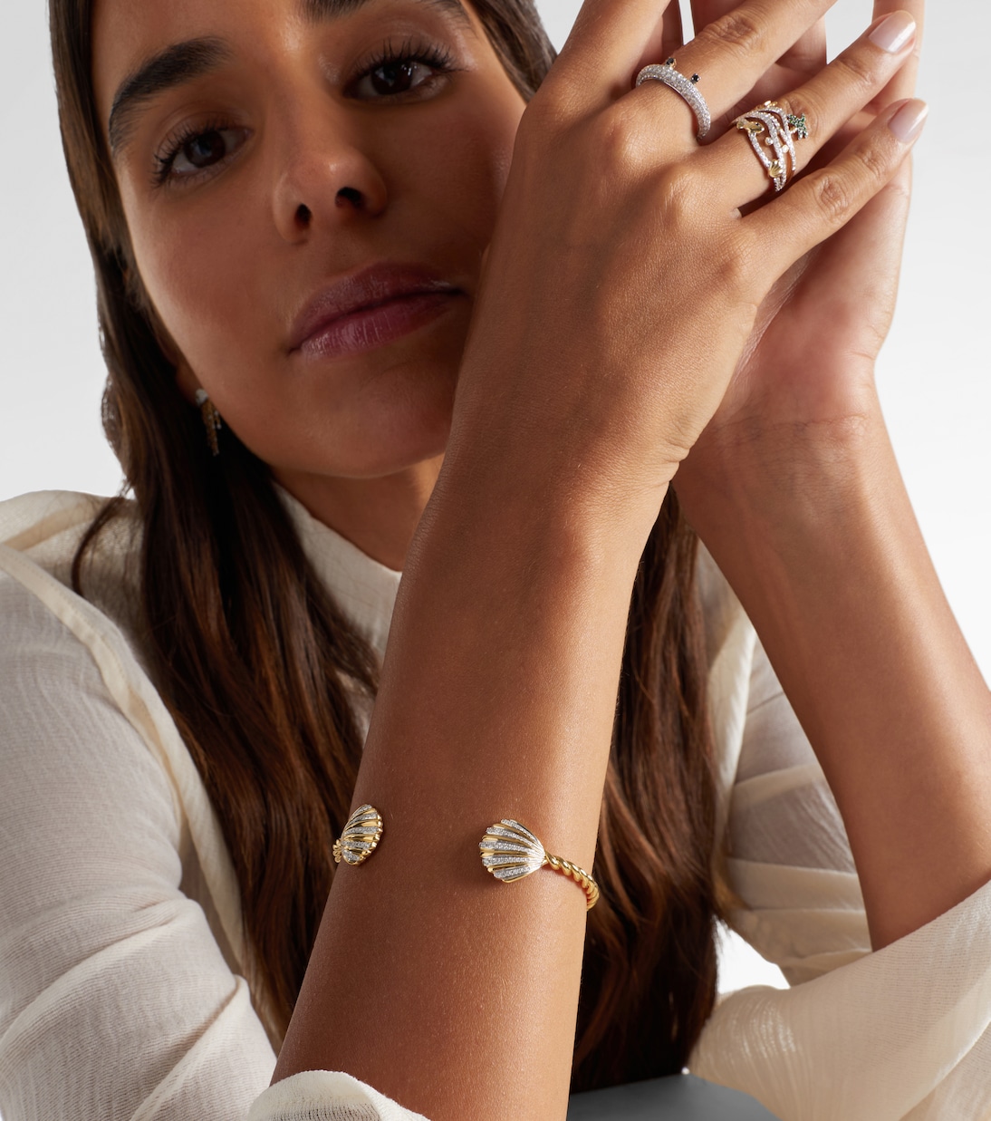 Jonc Coquillage 18kt gold bracelet with diamonds | Yvonne Léon