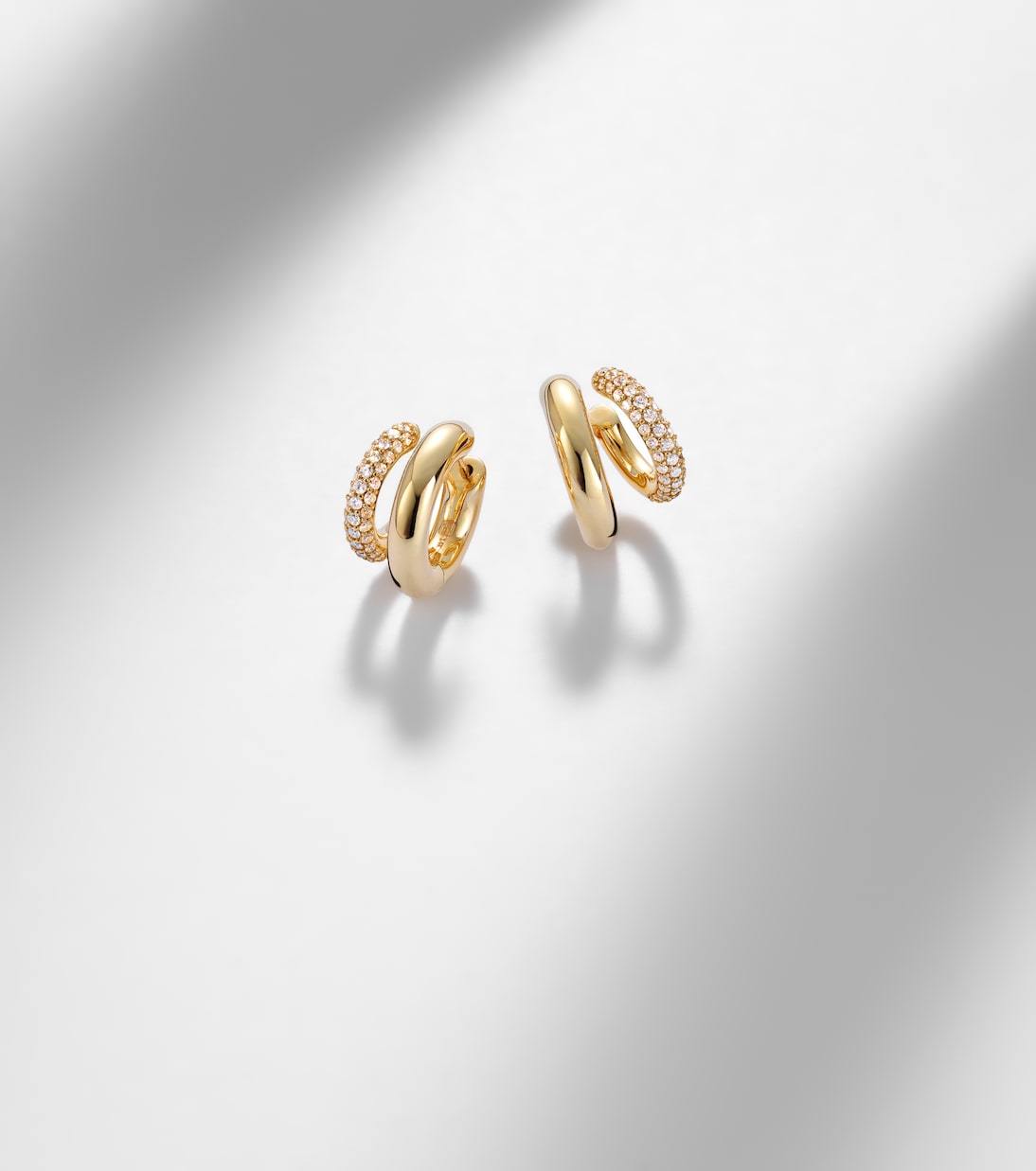 Ohrringe Hollow Tube aus 14kt Gelbgold (585/1000) mit Diamanten | Sydney Evan