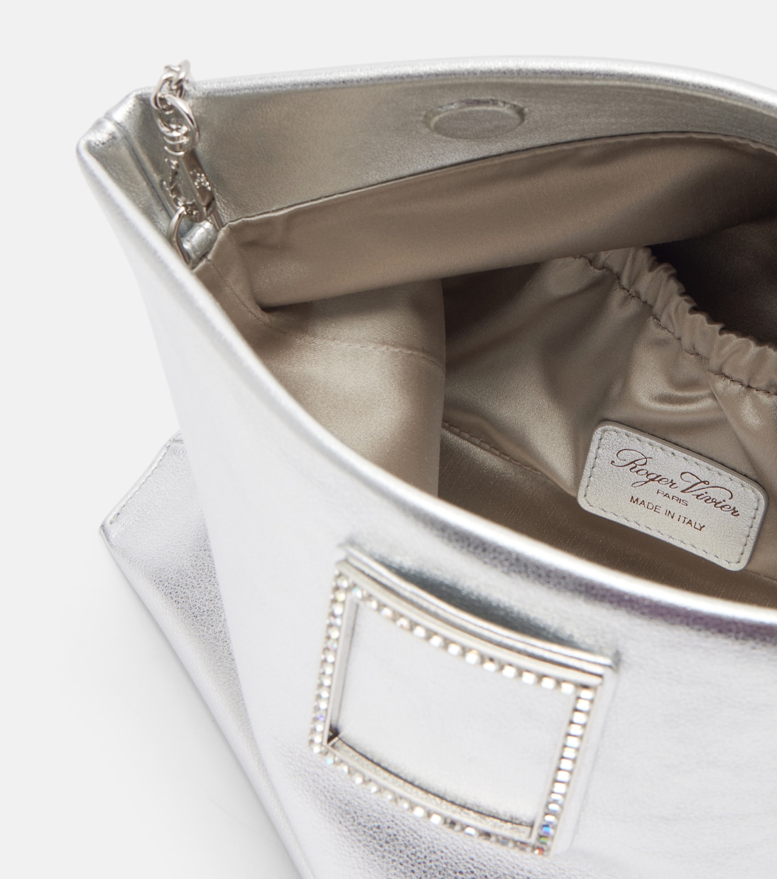 Clutch Trompette de piel metalizada | Roger Vivier