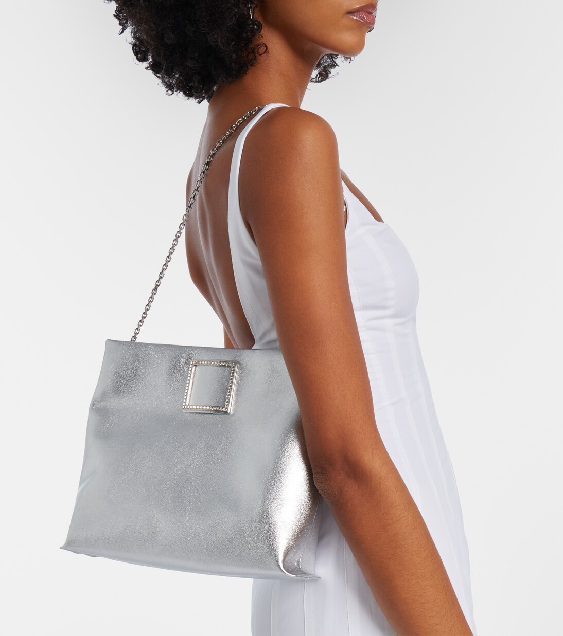 Clutch Trompette de piel metalizada | Roger Vivier