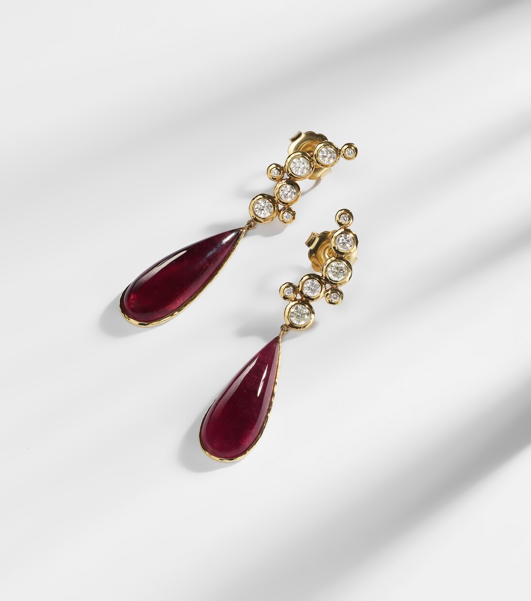 Orecchini Floating Nesting Gem in oro 18kt con diamanti e rubelliti | Octavia Elizabeth