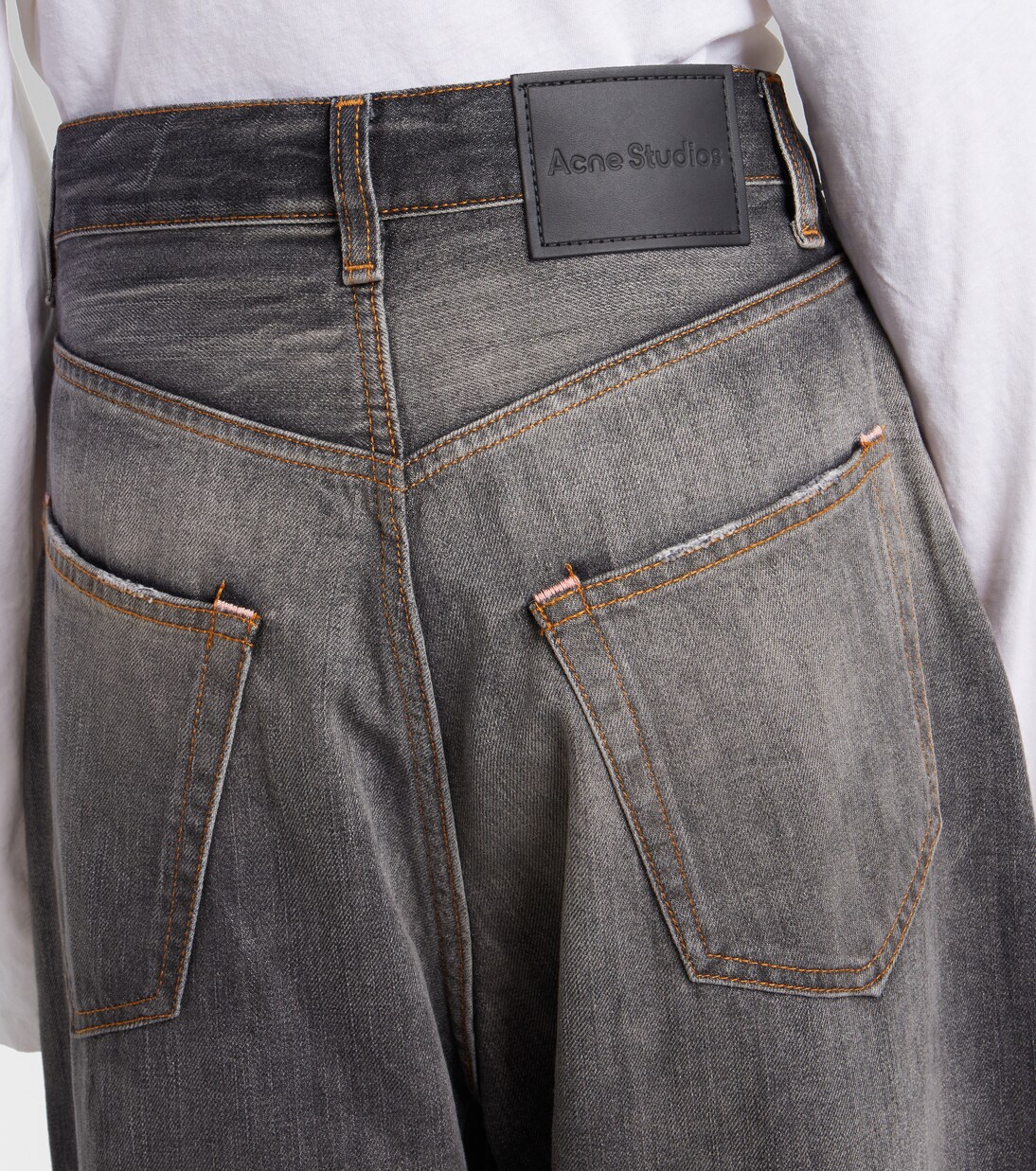 جينز بأرجل عريضة بتأثير مهترئ  2023 | Acne Studios