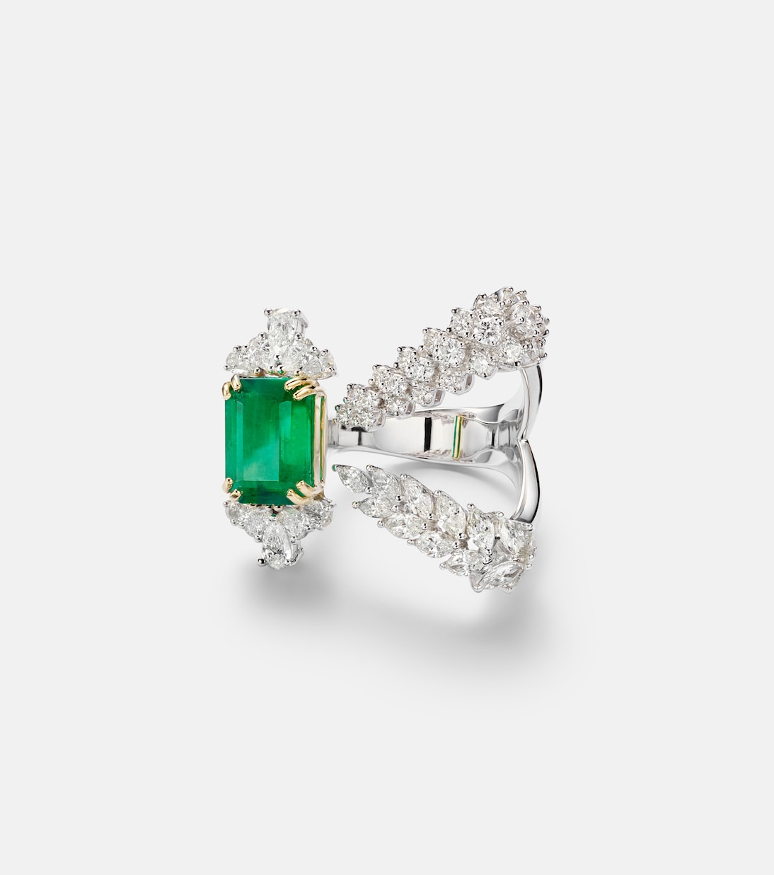Reign Supreme 18kt white gold ring with emerald and diamonds | Yeprem