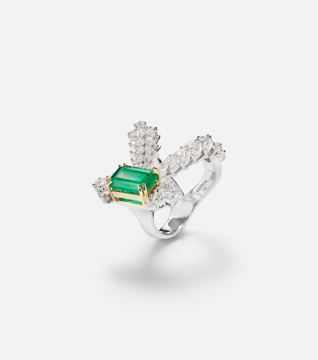 Reign Supreme 18kt white gold ring with emerald and diamonds | Yeprem