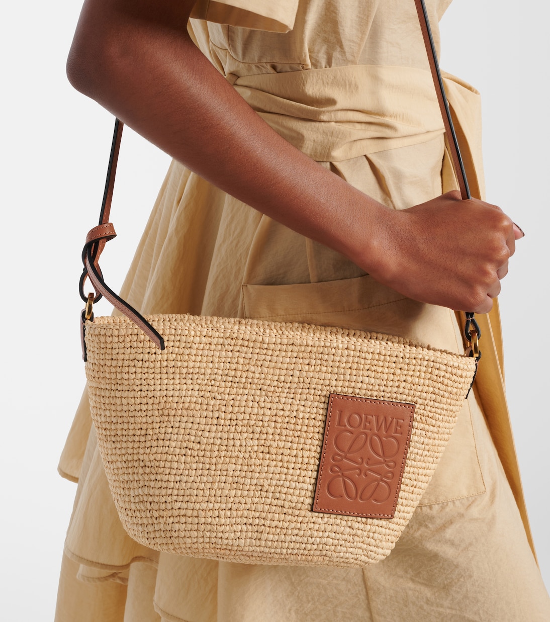 Paula’s Ibiza Slit shoulder bag | Loewe