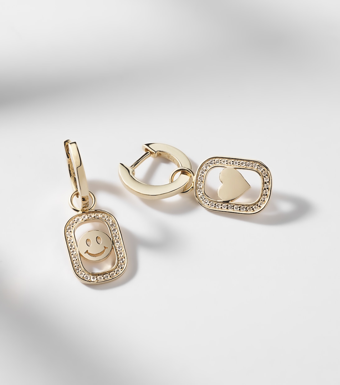 Orecchini pendenti Open Icon in oro 14kt con diamanti | Sydney Evan
