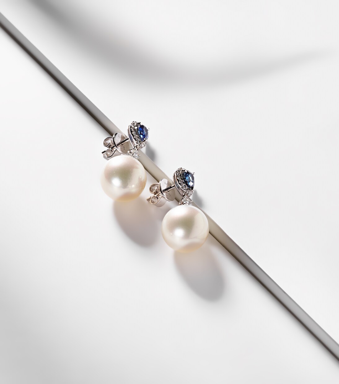 Ohrringe Romance aus 18kt Weißgold (750/1000) mit Diamanten, Saphiren und Perlen | Bucherer Fine Jewellery