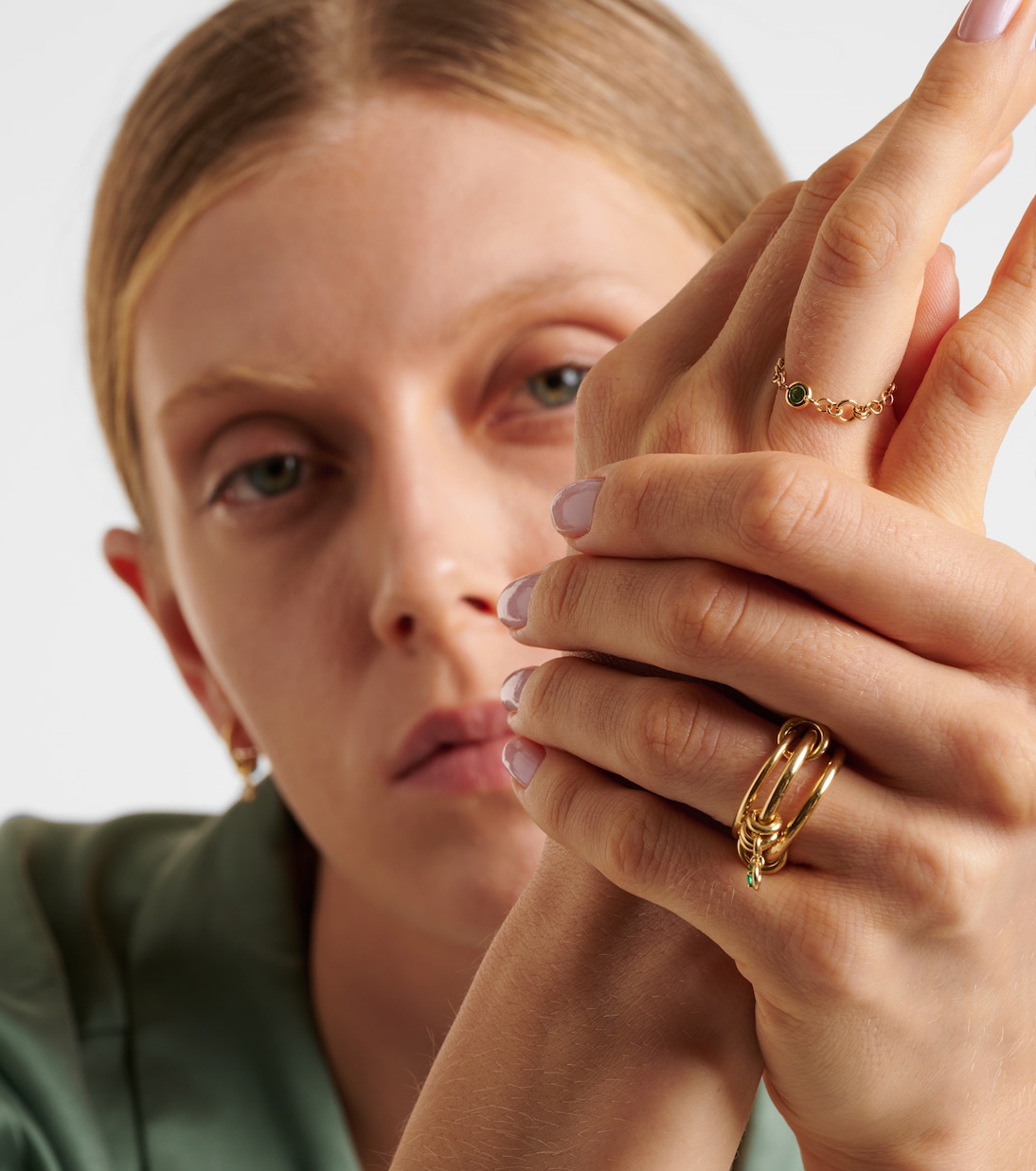 Gravity Estrella 18kt gold chain ring with emerald | Spinelli Kilcollin