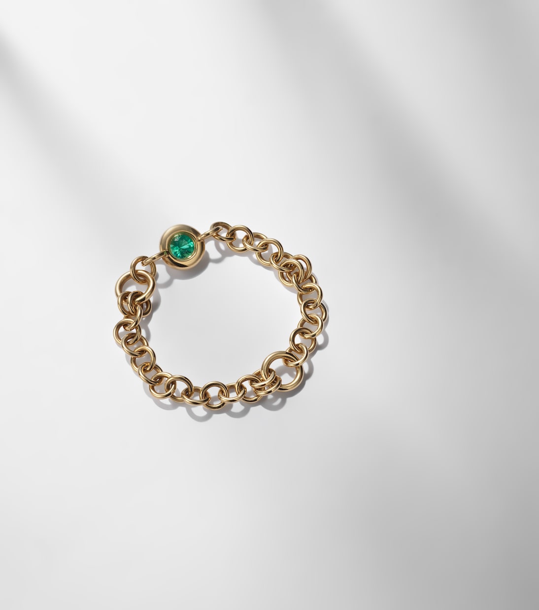Gravity Estrella 18kt gold chain ring with emerald | Spinelli Kilcollin