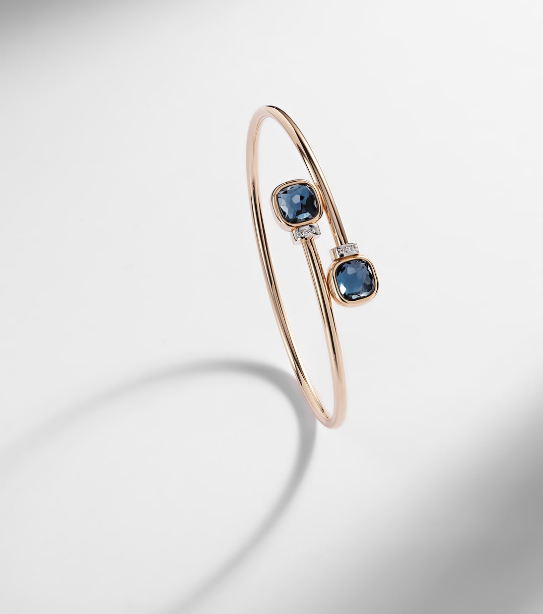 Nudo 18kt gold bangle with topazes and diamonds | Pomellato