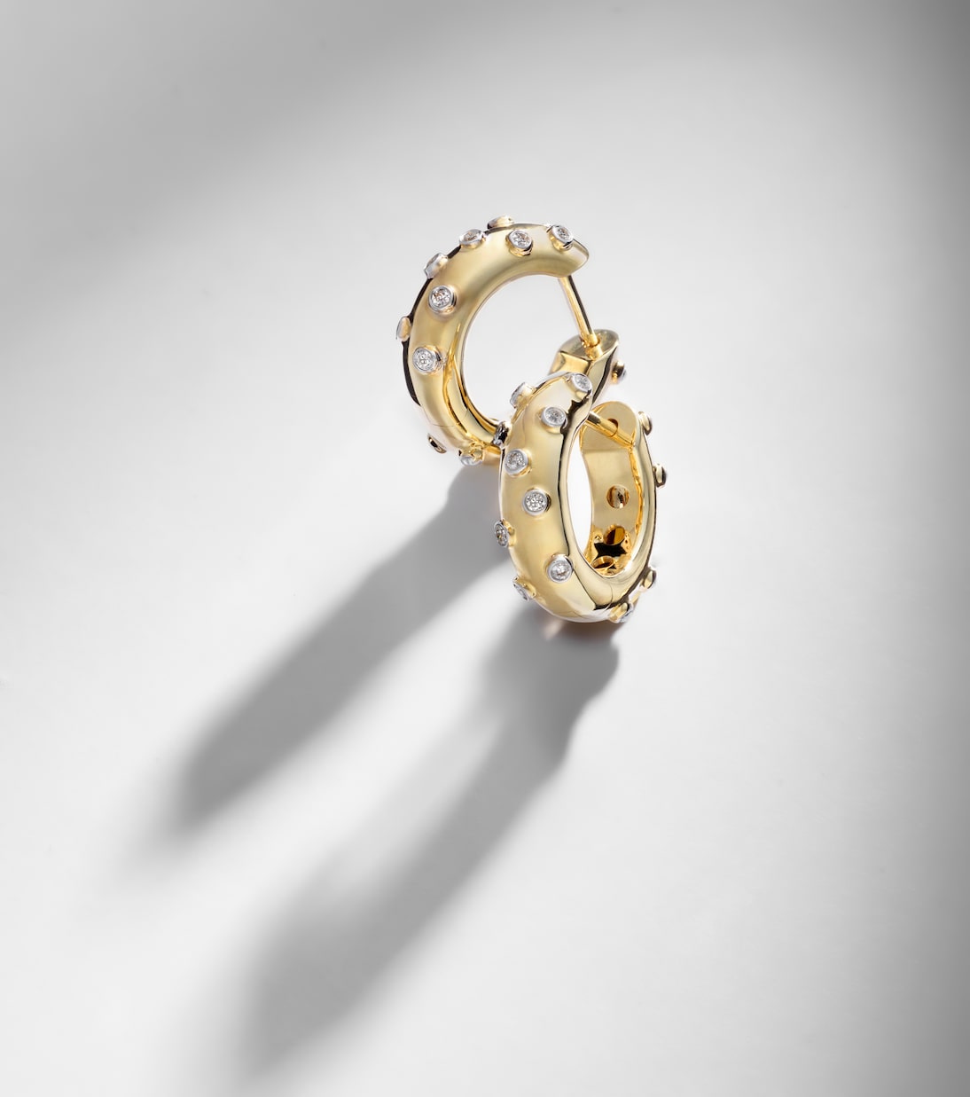 Orecchini a cerchio Plumetis in oro 9kt con diamanti | Yvonne Léon