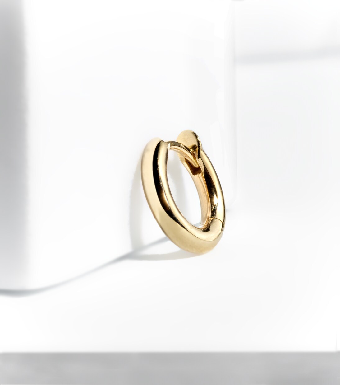 Einzelner Ohrring Mini Microhoop aus 18kt Gelbgold  | Spinelli Kilcollin