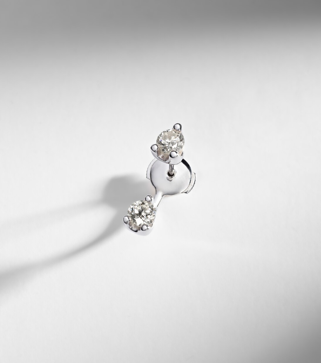Boucle d'oreille unique en or blanc 18 ct et diamants | Anita Ko