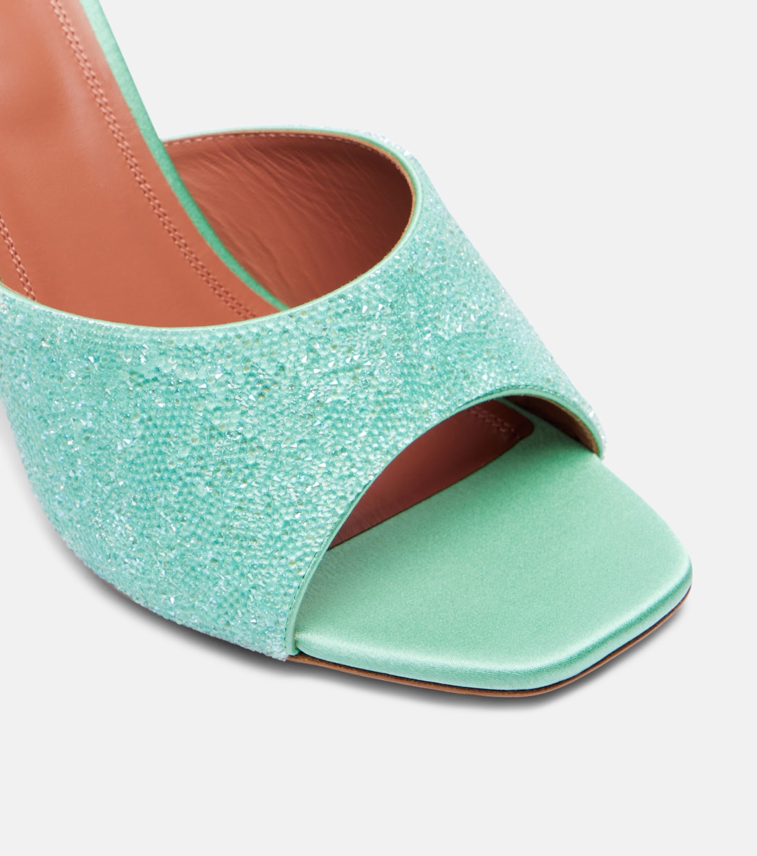 Pantoletten Lupita 95 aus Satin mit Kristallen | Amina Muaddi