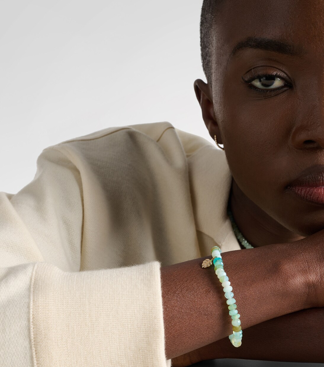 Armband Tiny Monstera Leaf aus Opal mit 14kt Gelbgold (585/1000) und Diamanten | Sydney Evan