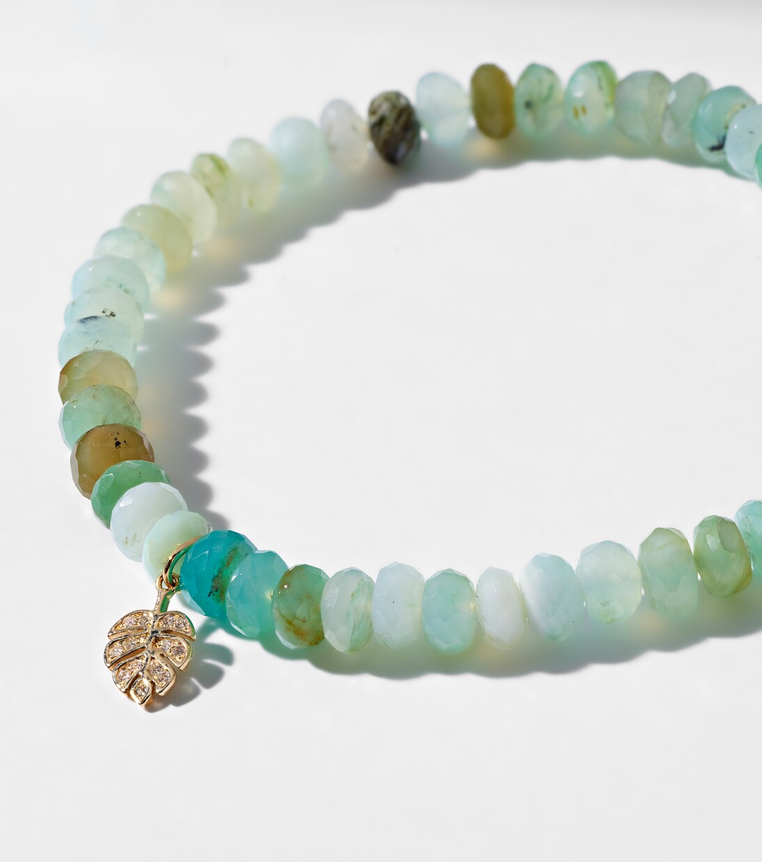 Armband Tiny Monstera Leaf aus Opal mit 14kt Gelbgold (585/1000) und Diamanten | Sydney Evan