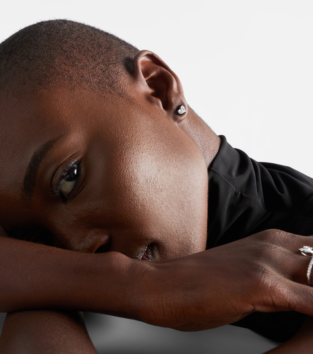 أقراط للأذن من الذهب الأبيض 18 قيراط والمينا والألماس Heartbeats | Kamyen