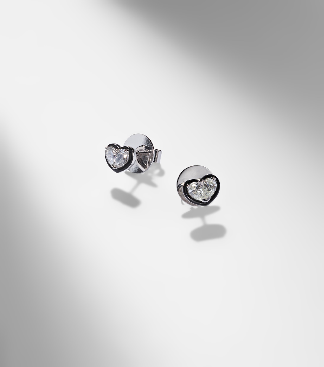 أقراط للأذن من الذهب الأبيض 18 قيراط والمينا والألماس Heartbeats | Kamyen