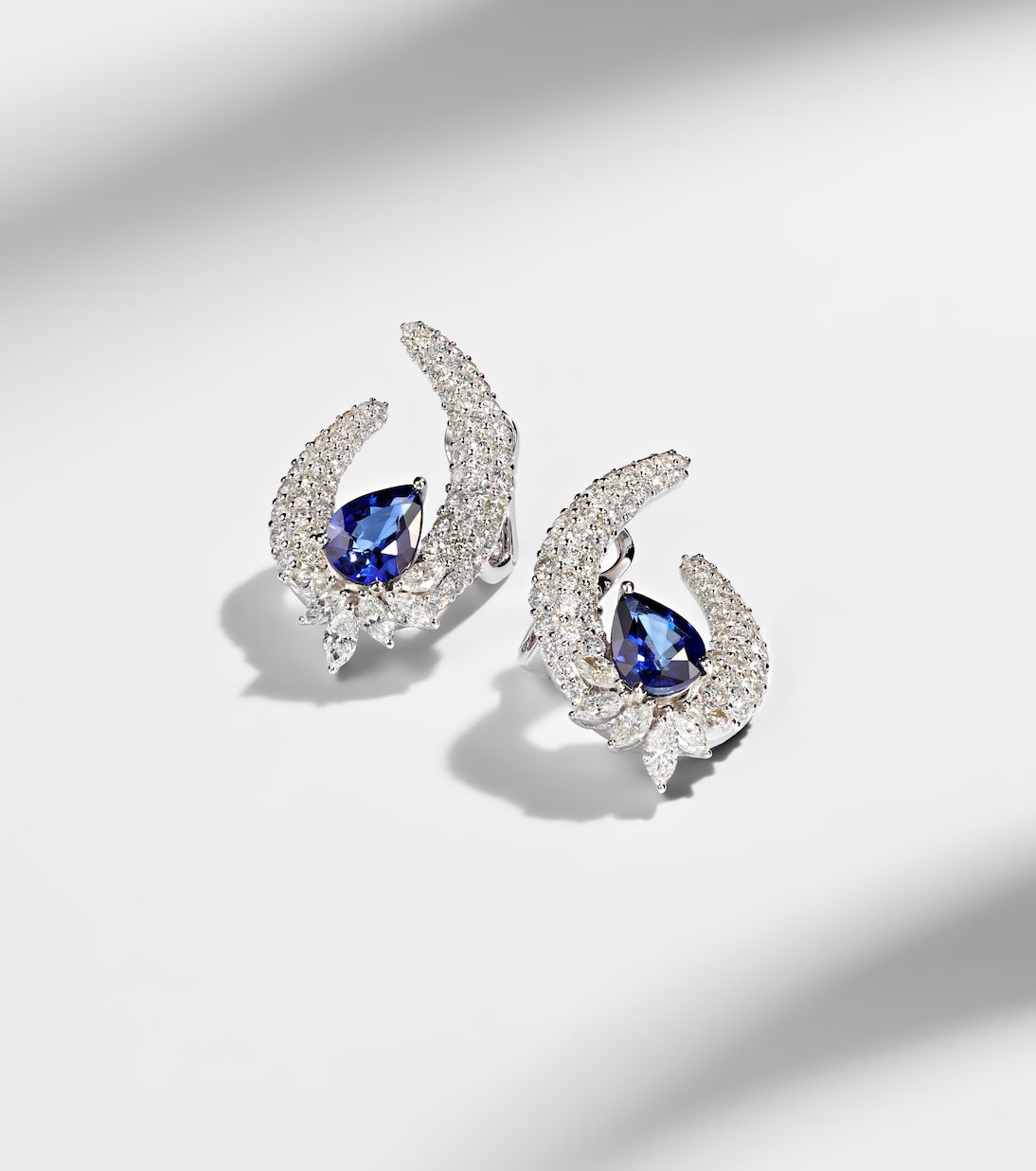 Orecchini in oro bianco 18kt (750/1000) con diamanti e zaffiri | Yeprem