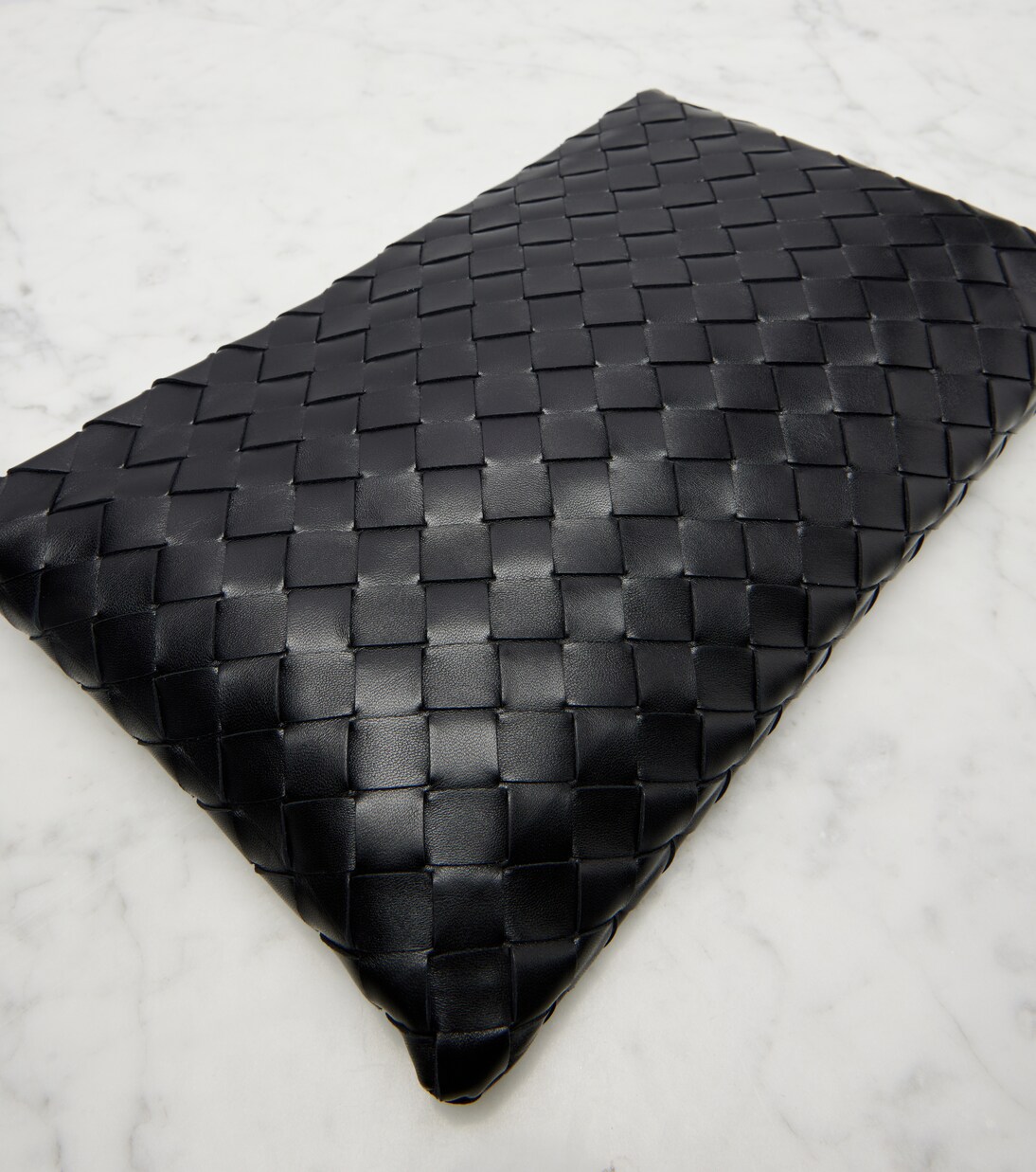 Intrecciato Medium leather pouch | Bottega Veneta