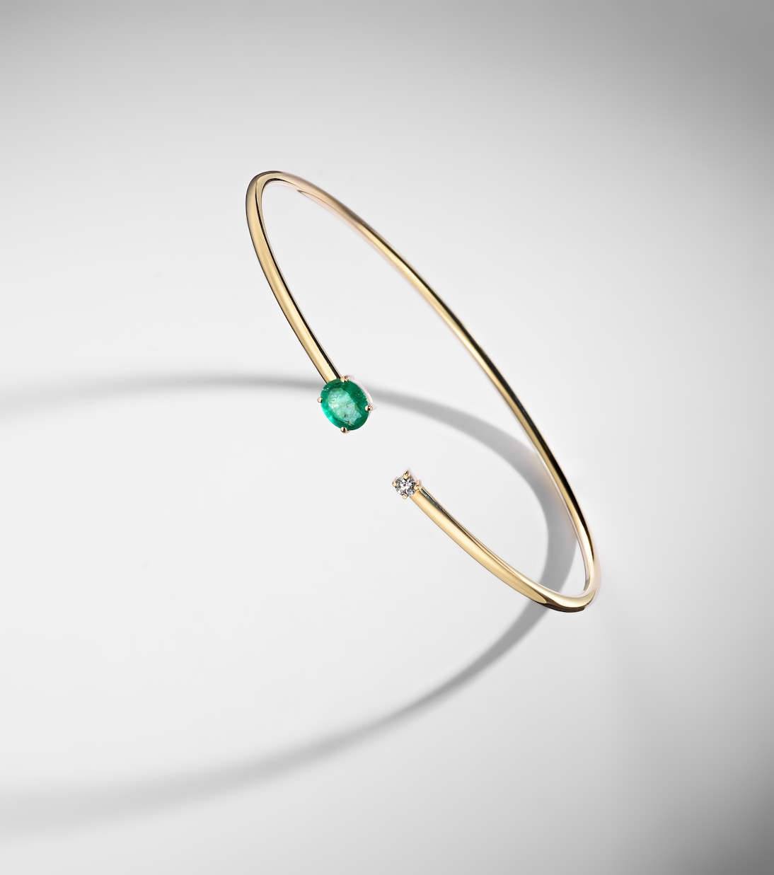 Bracciale in oro 14kt (585/1000) con smeraldi e diamanti | Stone and Strand